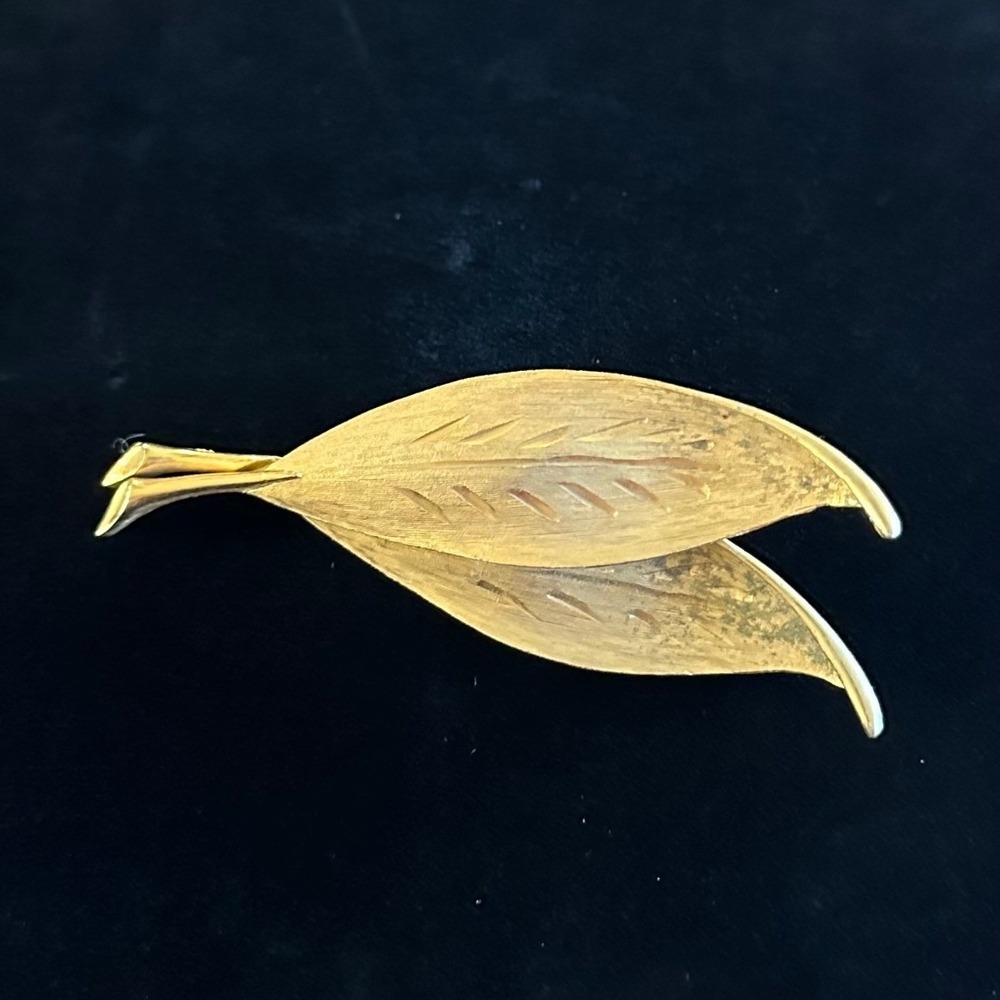 Vintage Crown Trifari Gold Tone Double Leaf Brooch Textured Botanical Pin